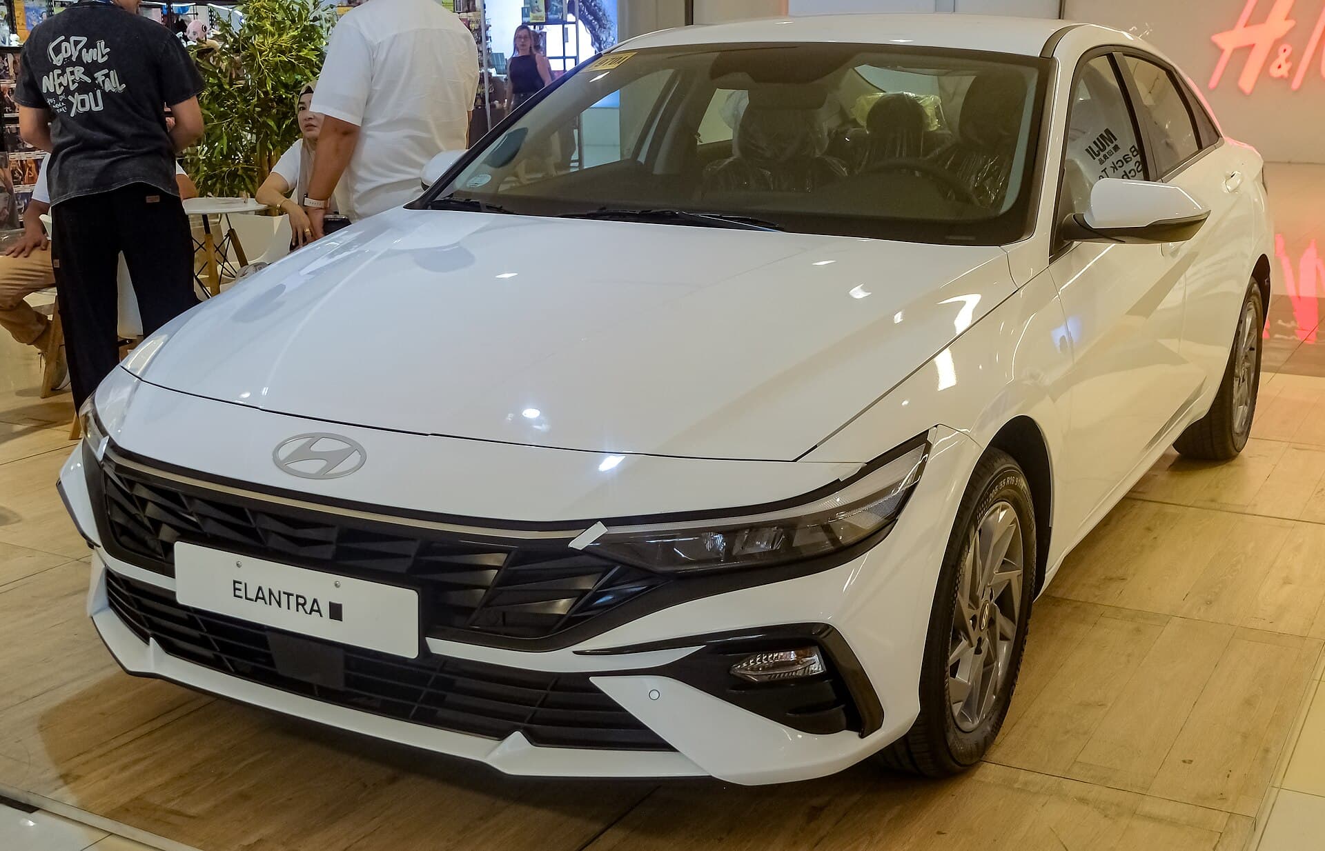 Hyundai Elantra — White